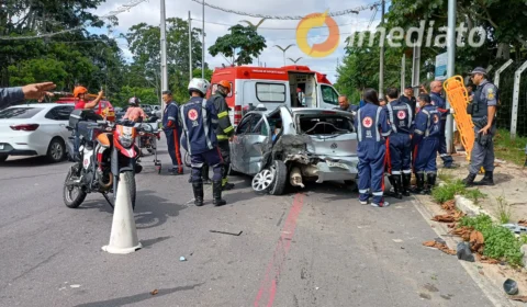 Homem fica preso às ferragens durante suposto ‘racha’ entre veículos na Avenida Nathan Xavier 