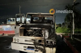 Caminhão explode e motorista fica gravemente ferido na AM-010