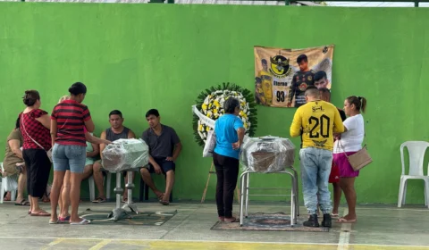 Familiares e amigos prestam última homenagem a vítimas do deslizamento de terra em Manaus