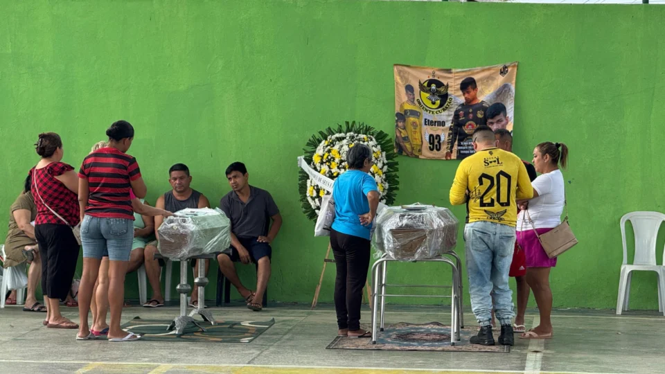 Familiares e amigos prestam última homenagem a vítimas do deslizamento de terra em Manaus