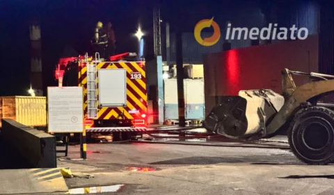 VÍDEO: princípio de incêndio atinge fábrica de reciclagem no bairro Gilberto Mestrinho