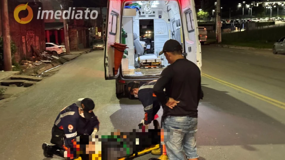 Motociclista sofre fratura após queda e quase é esmagado por carreta no Distrito Industrial