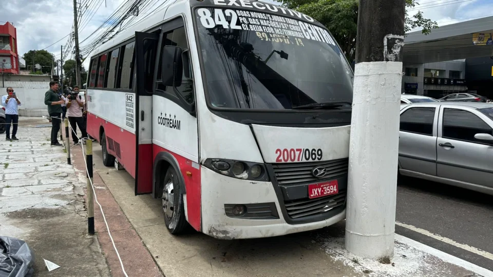 Homem morre atropelado por micro-ônibus na Avenida Djalma Batista