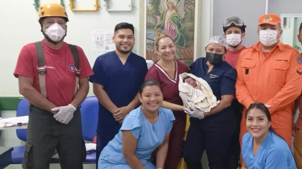 Bombeiros realizam parto de emergência e salvam mãe e bebê em Parintins
