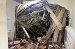 Deslizamento de barranco atinge três casas na Cidade Nova e deixa família desabrigada