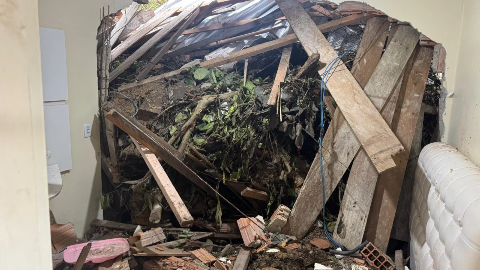 Deslizamento de barranco atinge três casas na Cidade Nova e deixa família desabrigada