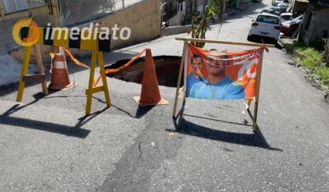 Rua é interditada e cratera coloca moradores em risco no bairro São Francisco