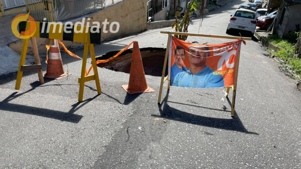 Rua é interditada e cratera coloca moradores em risco no bairro São Francisco