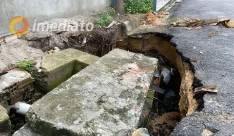 Residência em risco deixa moradores em alerta por causa de cratera no Monte das Oliveiras