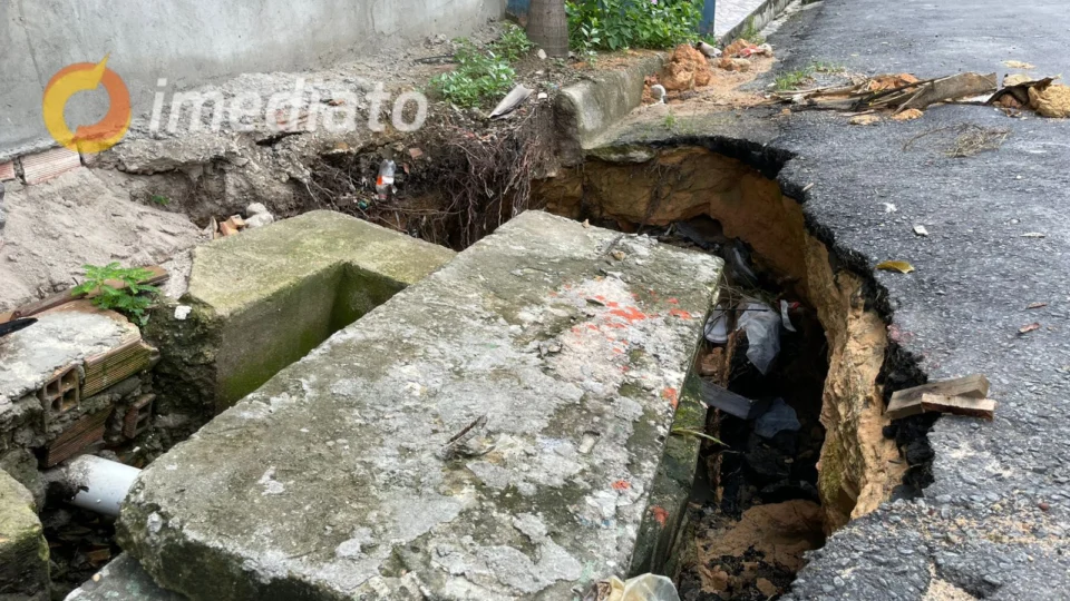 Residência em risco deixa moradores em alerta por causa de cratera no Monte das Oliveiras