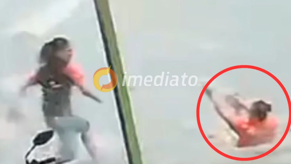 VÍDEO: homem salva mulher de ser arrastada por enxurrada em Manaus durante forte chuva