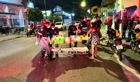 Mototaxista sofre fratura no braço e passageira fica ferida em acidente no bairro Petrópolis