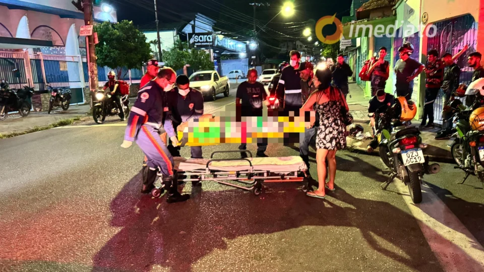 Mototaxista sofre fratura no braço e passageira fica ferida em acidente no bairro Petrópolis