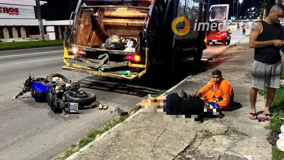 Motociclista fica ferida após atingir traseira de caminhão de lixo na Avenida Torquato Tapajós