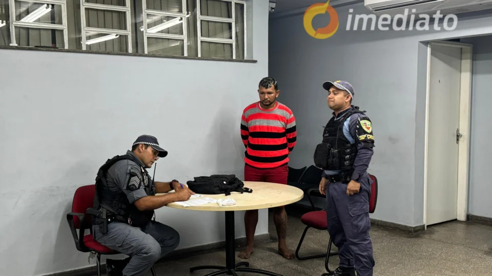 Foragido da justiça é preso após destruir celular durante abordagem no bairro Jorge Teixeira