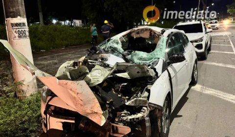 Colisão entre carreta e carro deixa veículo destruído no Distrito Industrial