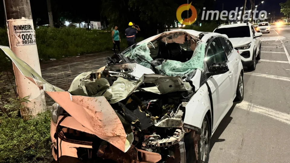 Colisão entre carreta e carro deixa veículo destruído no Distrito Industrial