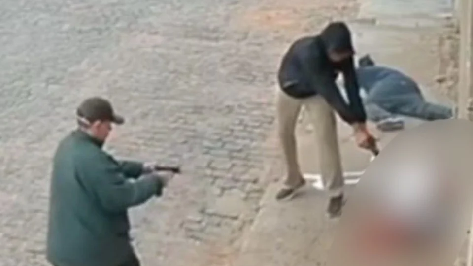 VEJA VÍDEO: jovem é executado com mais de 20 tiros na cabeça no meio da rua