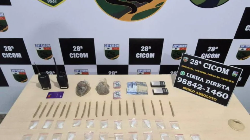 Homem foge da polícia e deixa drogas e rádios para trás no bairro Colônia Antônio Aleixo