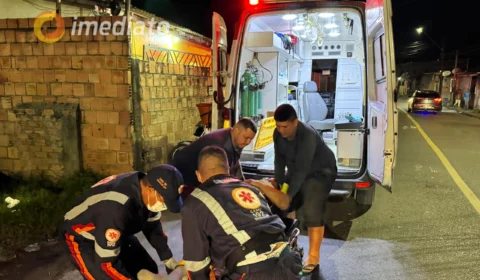 Motociclista fica ferido após colisão com carro no bairro Jorge Teixeira
