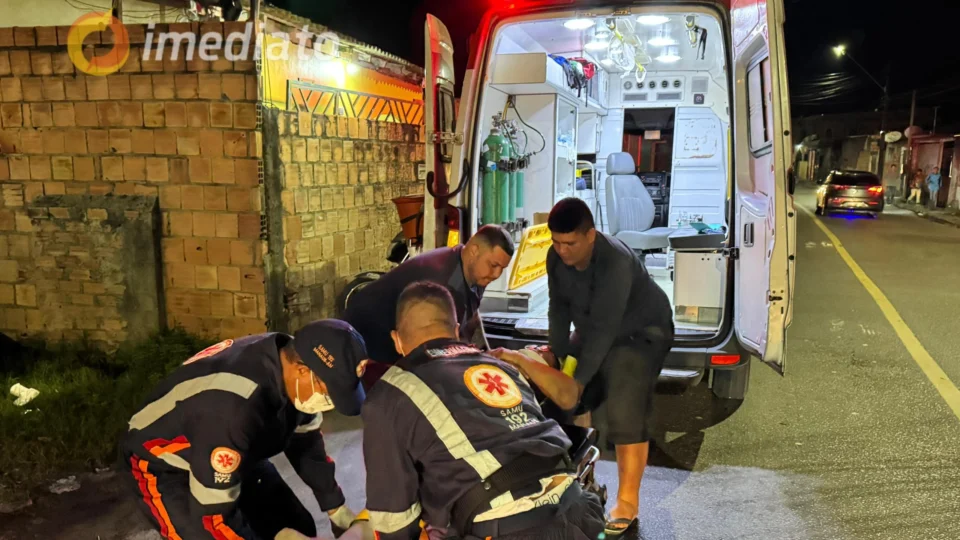 Motociclista fica ferido após colisão com carro no bairro Jorge Teixeira