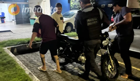 Jovem é detido após empinar moto e atingir viatura da Polícia Militar no Distrito Industrial