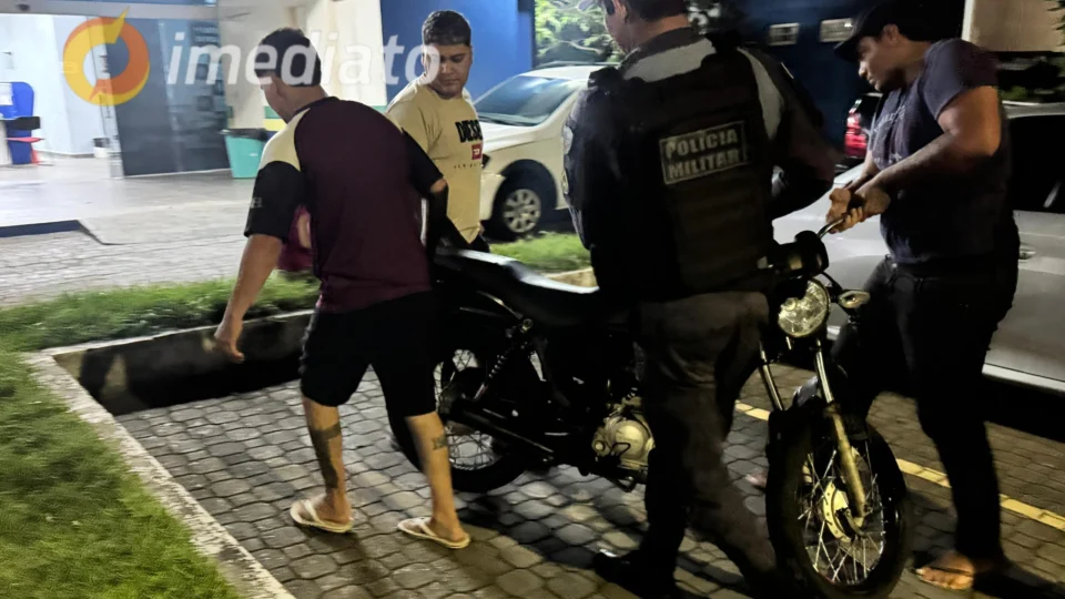 Jovem é detido após empinar moto e atingir viatura da Polícia Militar no Distrito Industrial