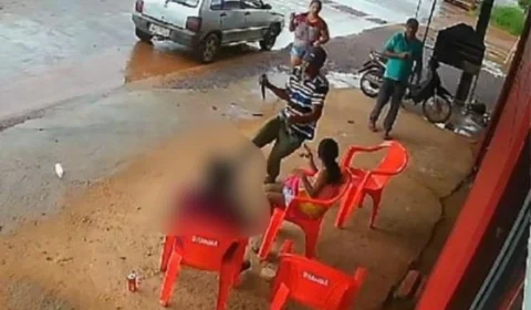 CENA FORTE: marido esfaqueia e mata esposa que estava com filha no colo