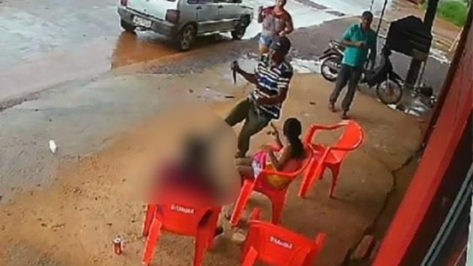 CENA FORTE: marido esfaqueia e mata esposa que estava com filha no colo