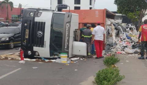 Caminhão que transportava recicláveis tomba em avenida movimentada de Manaus