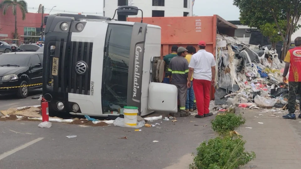 Caminhão que transportava recicláveis tomba em avenida movimentada de Manaus