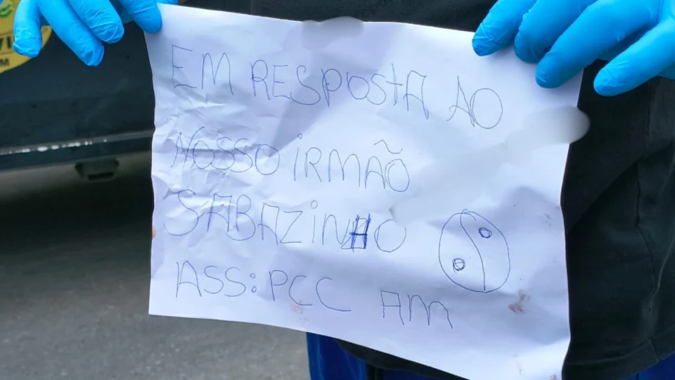 Corpo esquartejado é encontrado em via pública e com um bilhete assinado por facção