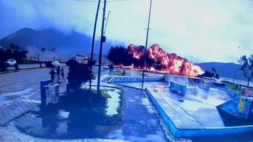 Vídeo: avião explode em acidente no litoral paulista