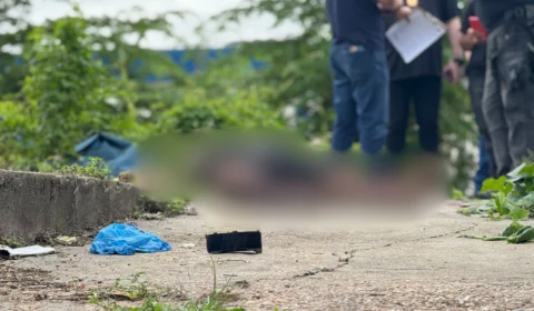Homem é encontrado morto com sinais de tortura em terreno abandonado; imagens