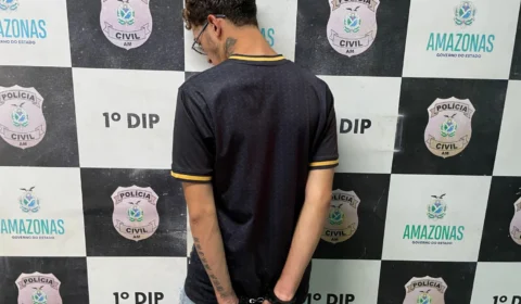 Jovem conhecido como ‘Riquinho’ é preso por tráfico de drogas em beco no bairro Petrópolis
