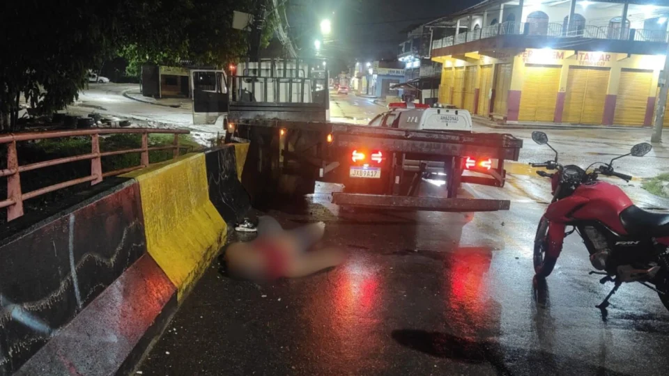 Após acidente e ataque de populares motorista de caminhão morre em Manaus