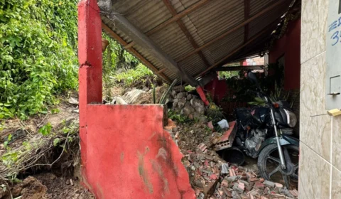 Muro de construção de condomínio desaba e atinge casas no Colônia Santo Antônio durante temporal em Manaus