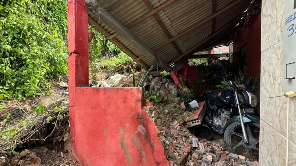 Muro de construção de condomínio desaba e atinge casas no Colônia Santo Antônio durante temporal em Manaus