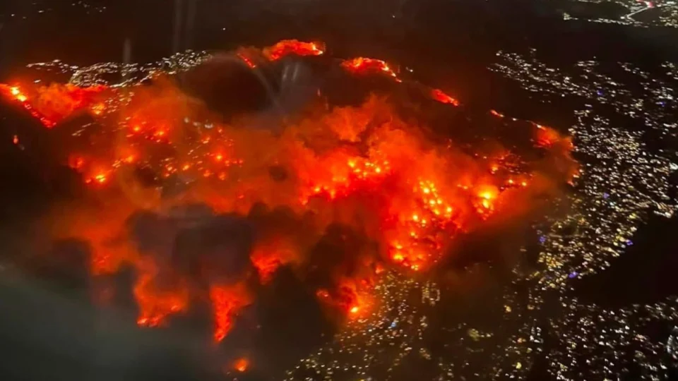 Mortes causadas pelos incêndios em Los Angeles sobem para 16