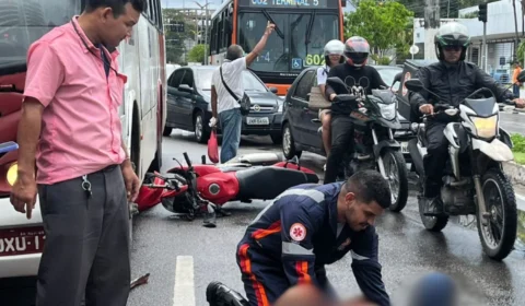 Motociclista sofre grave acidente ao colidir com ônibus durante ultrapassagem na André Araújo