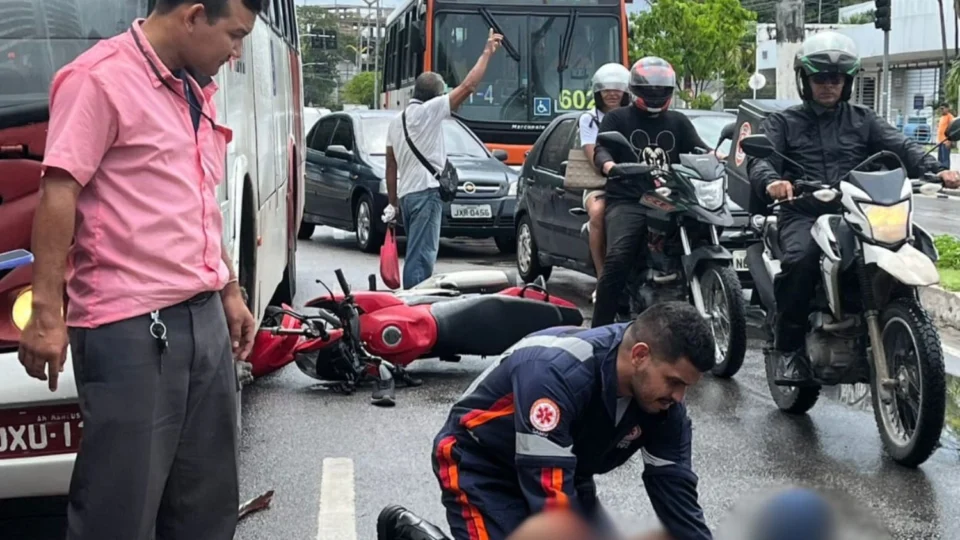 Motociclista sofre grave acidente ao colidir com ônibus durante ultrapassagem na André Araújo