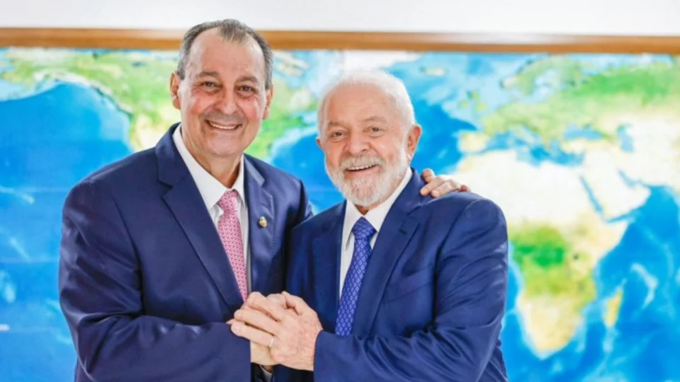Em briga do petróleo, refinaria do Grupo Atem em Manaus garante benefício na reforma tributária com proposta de Omar e anuência de Lula