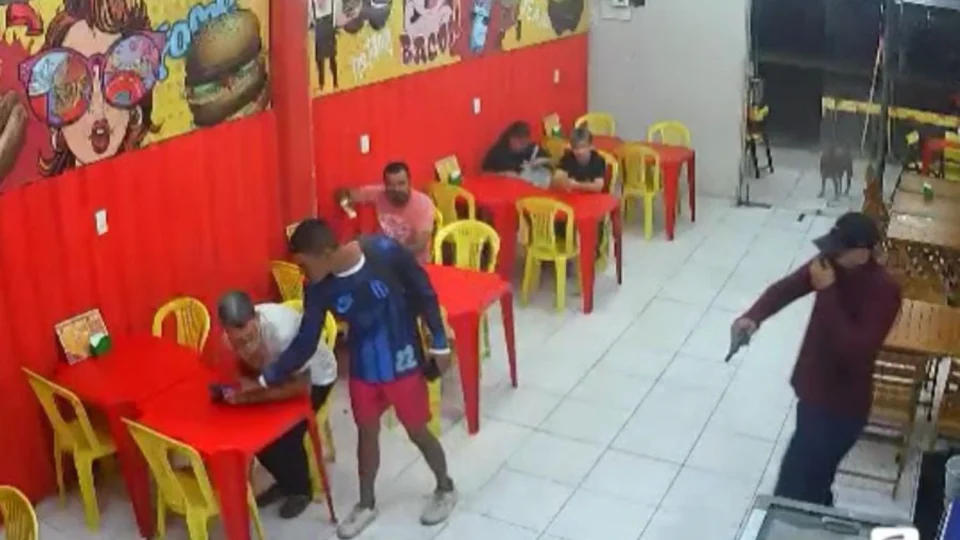 Terror na madrugada: Trio armado invade lanchonete e rende clientes em Manaus
