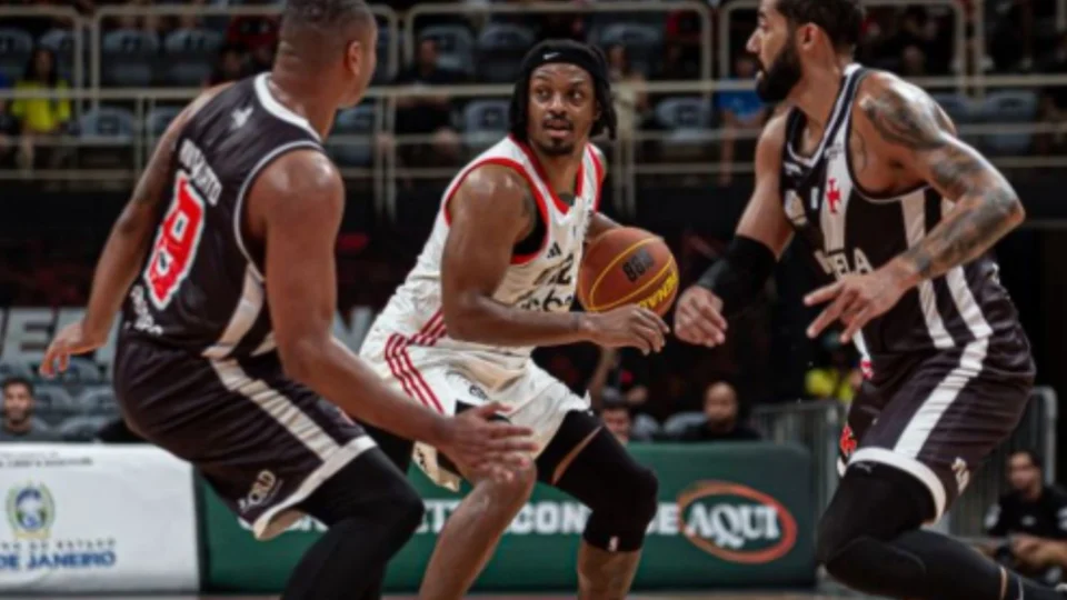 Em clássico tenso, Fla bate Vasco e avança na Copa Super 8