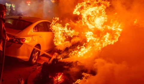 Vídeo: incêndio de grandes proporções força evacuação de mais de 30 mil pessoas em Los Angeles