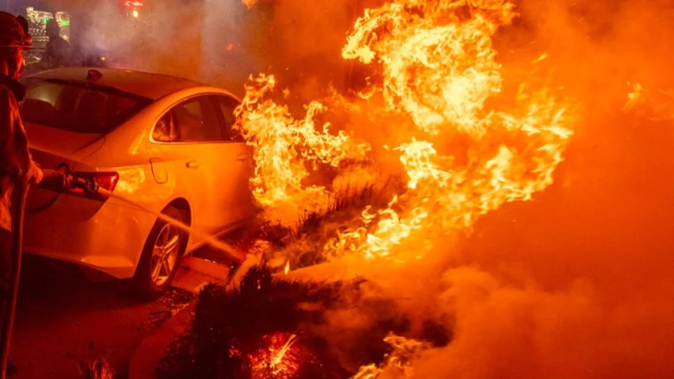 Vídeo: incêndio de grandes proporções força evacuação de mais de 30 mil pessoas em Los Angeles
