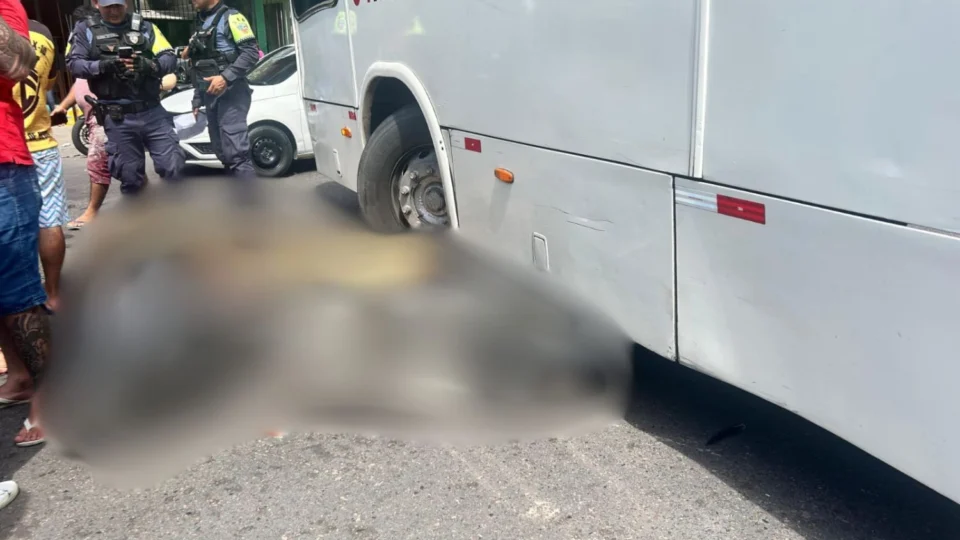 Mototaxista morre após colidir com ônibus na zona leste de Manaus