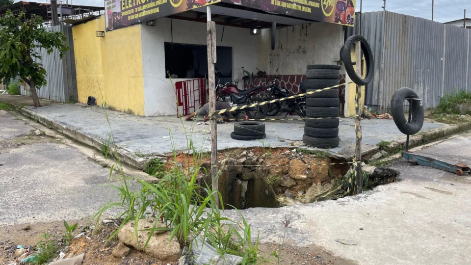 Buraco em Avenida no Conjunto Águas Claras preocupa os moradores