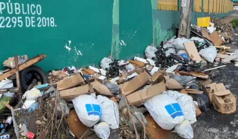 Moradores ignoram lei e descartam lixo em rua do bairro São José, em Manaus