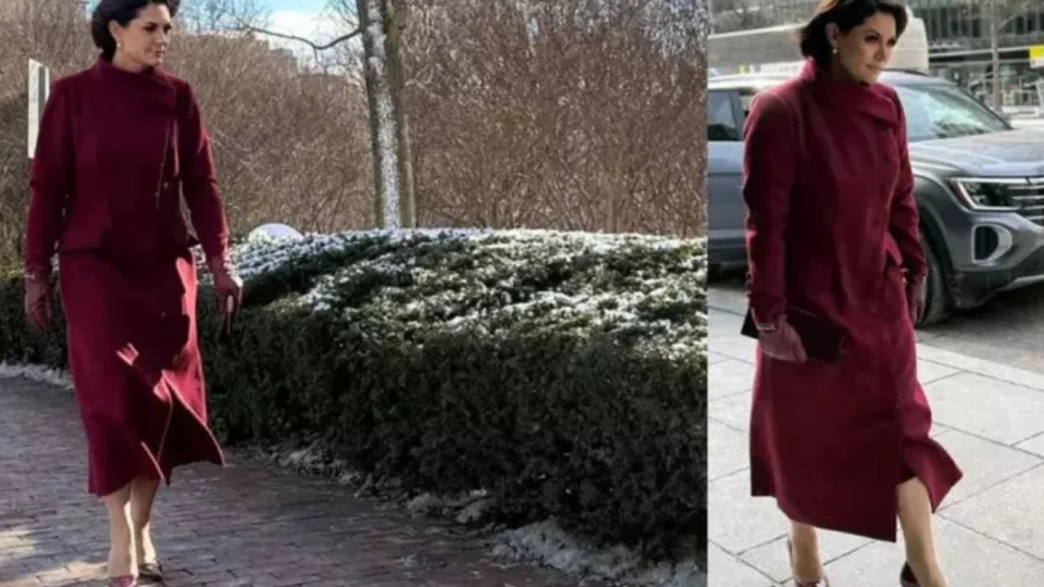Inspirada em Jacqueline Kennedy, Michelle Bolsonaro usa tons bordô na posse de Trump